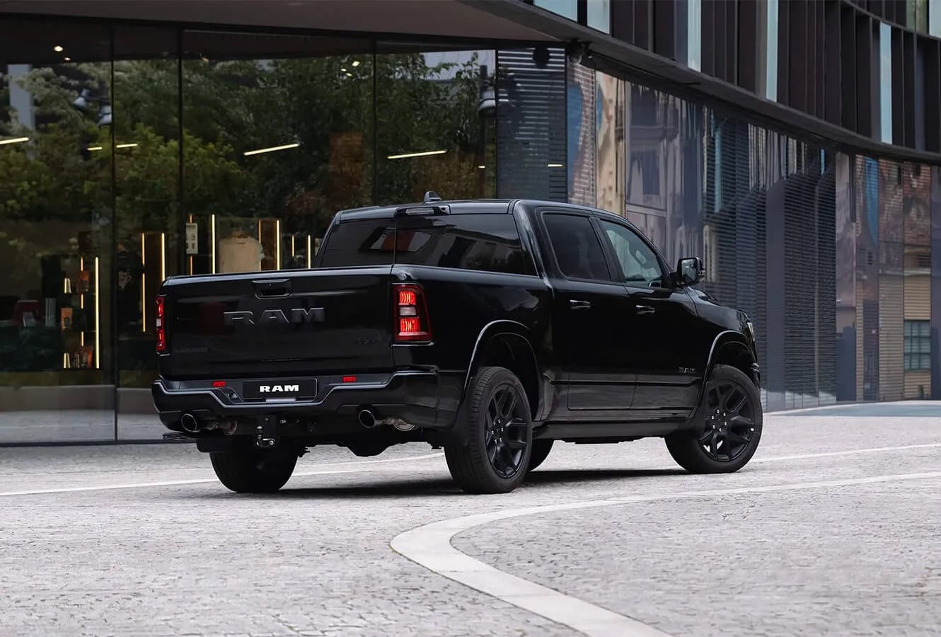 RAM 1500 Laramie Night Edition - foto 2